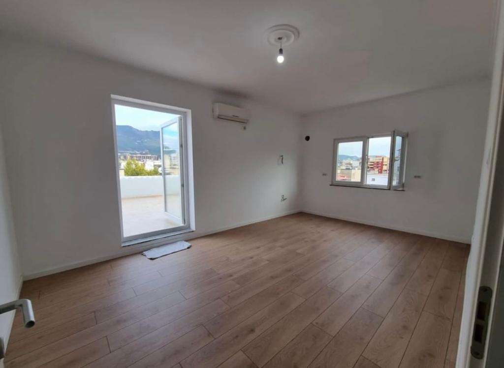Shitet apartament 2+1, tek Rruga 